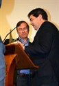 Luis Casado hace entrega del obsequio al productor homenajeado.