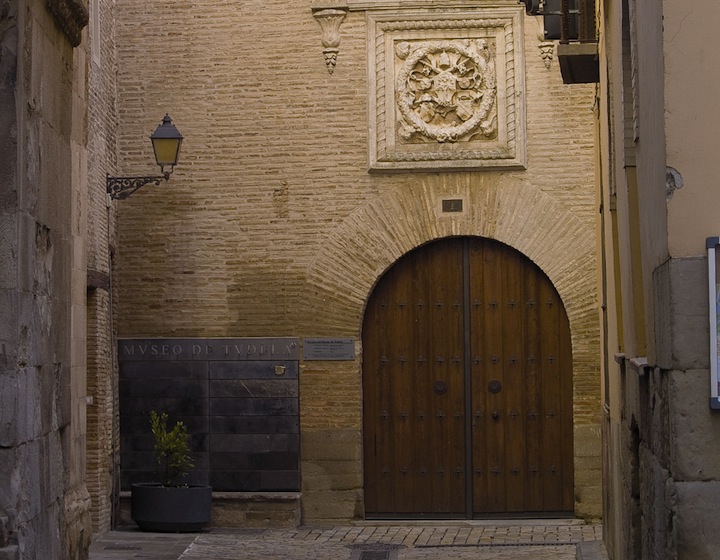 Museo de Tudela visto desde la Puerta del Juicio de la Catedral de Tudela